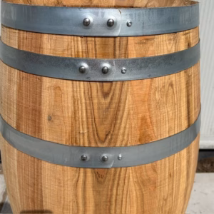 Kastanje houten portvat van 110 liter met los deksel en geolied met lijnolie