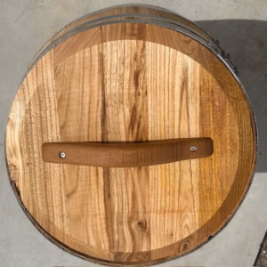 Kastanje houten portvat van 110 liter met los deksel en geolied met lijnolie