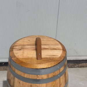 Kastanje houten portvat van 110 liter met los deksel en geolied met lijnolie