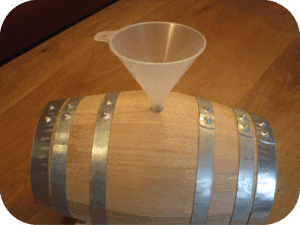 Trechter in 5 liter vat - Tas Brouwwinkel