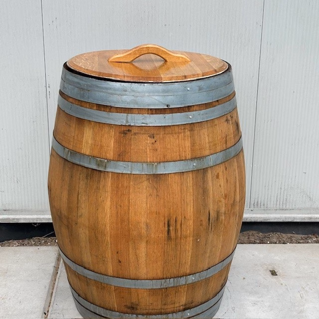 Eikenhouten wijnvat 300 liter met deksel, geolied met lijnolie