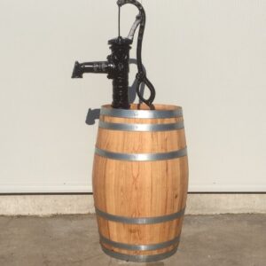 Wijnvat 110 liter met nostalgische handpomp