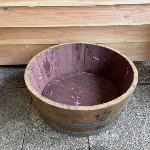 Bloemkuip van 1/4 deel van een 300 liter wijnvat, geolied met lijnolie