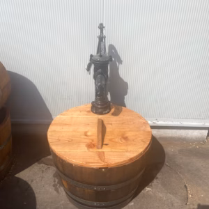 Deksel voor half wijnvat 112 liter met nostalgische handpomp