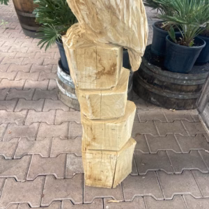 Houtsculptuur Arend op stam