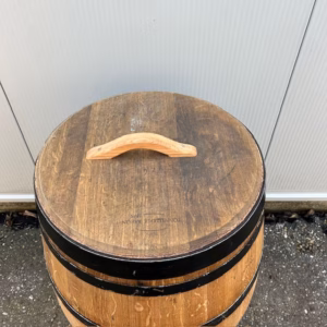 Eikenhouten wijnvat 225 liter, met zwarte banden en losse deksel, geolied met lijnolie