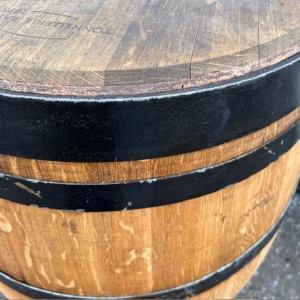 Eikenhouten wijnvat 225 liter, met zwarte banden en losse deksel, geolied met lijnolie