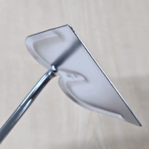 Handhakje van verzinkt staal met essenhouten handvat