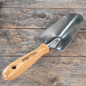Verplantschepje van verzinkt staal met essenhouten handvat