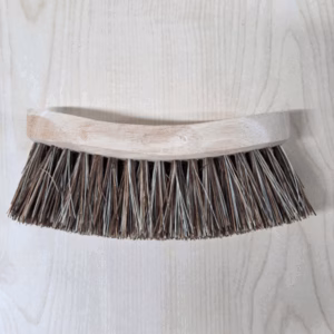 Tonborstel met harde haren en houten handvat