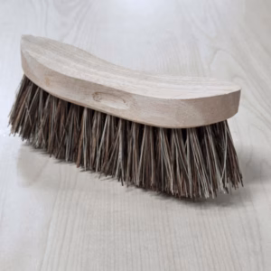 Tonborstel met harde haren en houten handvat