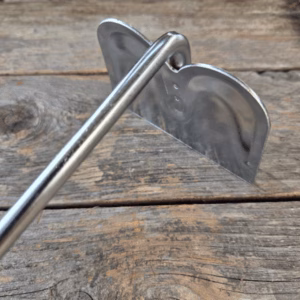 Handhakje van verzinkt staal met essenhouten handvat