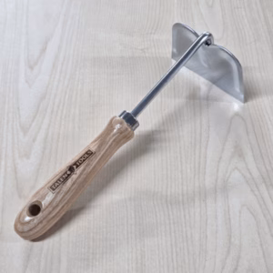 Handhakje van verzinkt staal met essenhouten handvat