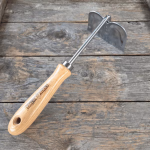 Handhakje van verzinkt staal met essenhouten handvat