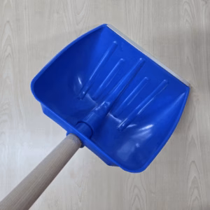 Sneeuwschep kunststof met houten steel van 130 cm