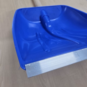 Sneeuwschep kunststof met houten steel van 130 cm