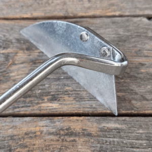 Handschrepel van verzinkt staal met essenhouten handvat