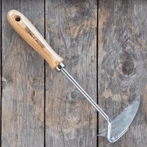 Handschrepel van verzinkt staal met essenhouten handvat