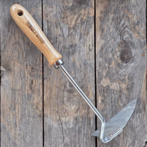 Handschrepel van verzinkt staal met essenhouten handvat