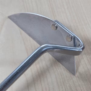 Handschrepel van verzinkt staal met essenhouten handvat