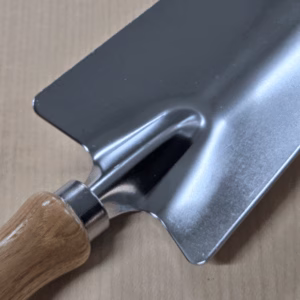 Verplantschepje van verzinkt staal met essenhouten handvat