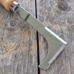 Handvoegenkrabber van verzinkt staal met essenhouten handvat