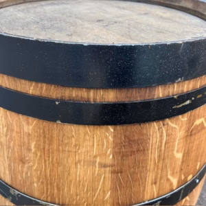 Eikenhouten wijnvat 225 liter met zwarte banden geolied met lijnolie